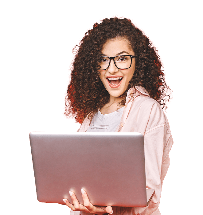 Alles digital, völlig papierfrei! Frau schaut strahlend auf ihr Laptop